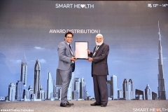 Dr Vijay Jeganath receiving Top 50 Healthcare Leaders Award in Dubai.